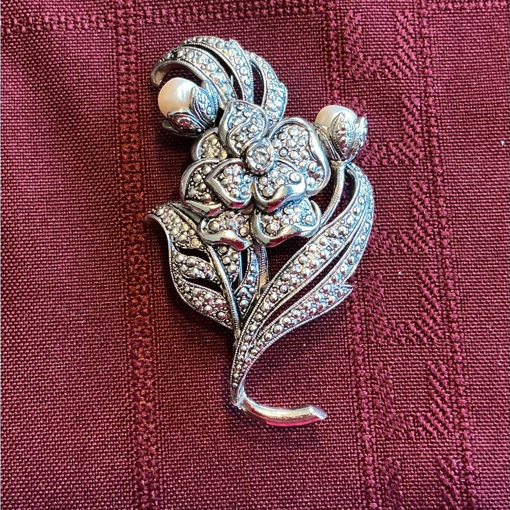 Vintage Kenneth Jay Lane for AvonElegant Silver Floral Brooch with faux Pearls
